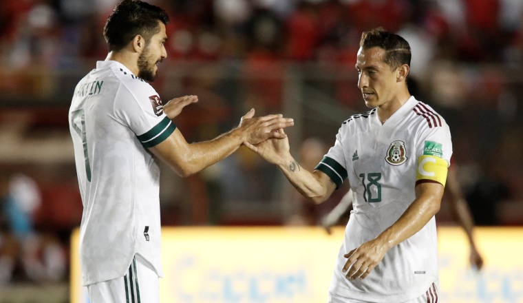 Henry Martínez (i) y Andrés Guardado de México. Foto.EFE