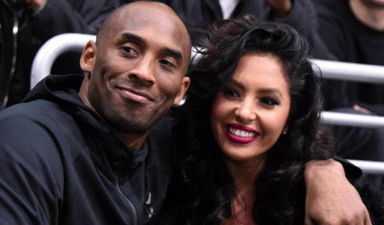 Vanessa Bryant (der.) junto al desaparecido jugador de los Lakers,  Kobe Bryant. Foto:EFE