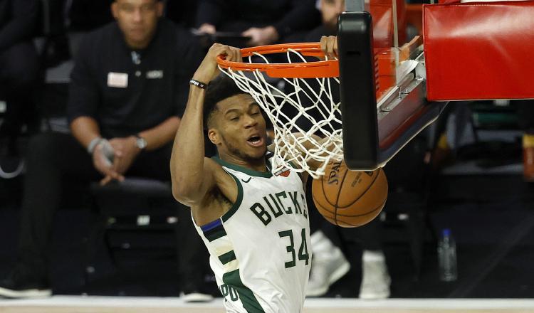 Giannis Antetokounmpo de los Bucks. Foto:EFE