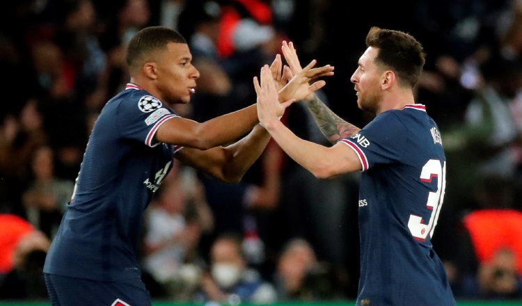 Lionel Messi (der.) y  Kylian Mbappé festejan un gol del PSG. Foto:EFE