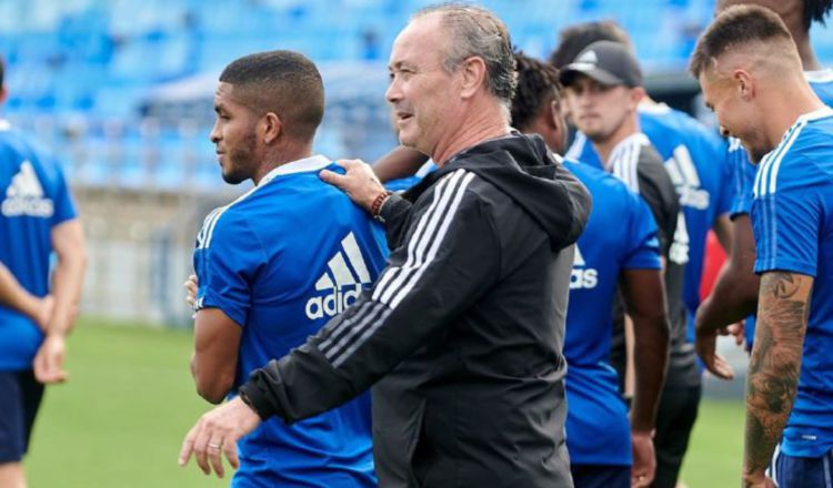 César Yanis (izq.) en los entrenamientos del Real Zaragoza. Foto: @RealZaragoza