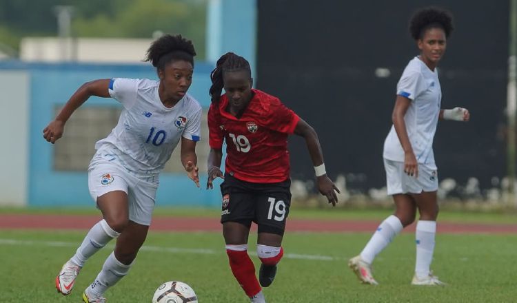 Marta Cox de Panamá conduce  el balón, ante el acecho de una jugadora de Trinidad y Tobago. Foto:Fepafut