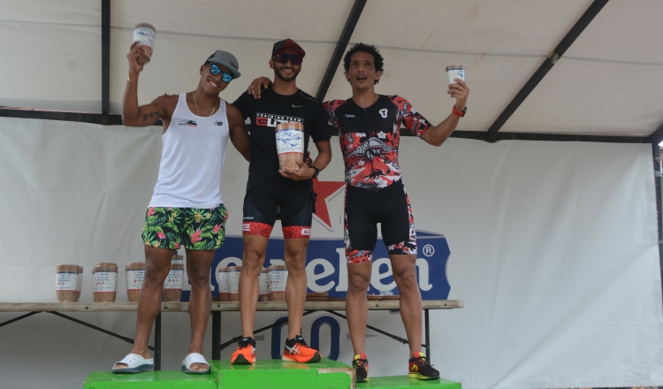 Armando Abaunza (centro), Néstor Girón y  Gabriel González compartieron el podium en Pedasí. Cristian Howell