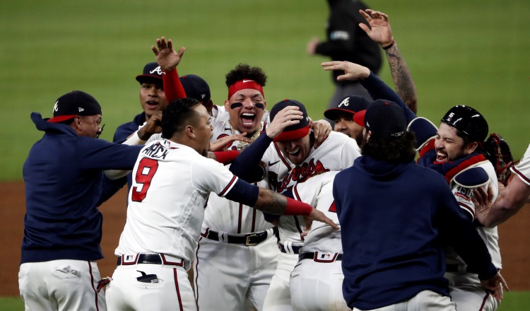 Jugadores de los Bravos de Atlanta festejan su boleto a las final de las Grandes Ligas. Foto:EFE