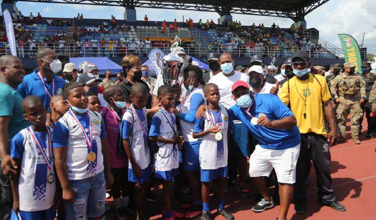 Los campeones reciben su trofeo. Foto:Cortesía