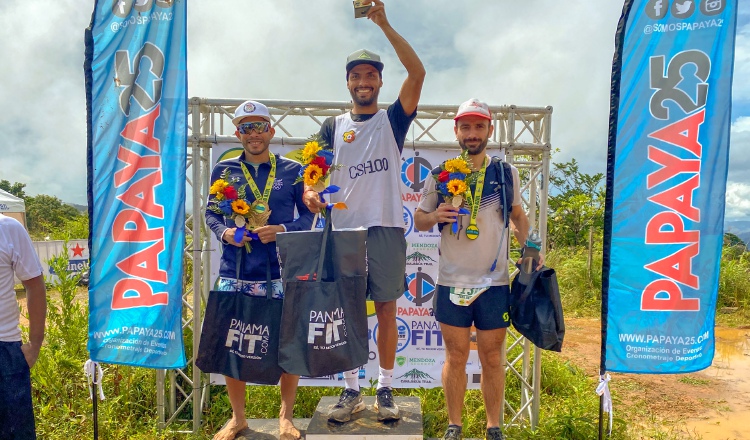 Jason Villalobos (centro), Franklin Castillo (izq.) y Maximilien Vinicatte, ganadores de los 42 kilómetros. Jonathan Del Cid