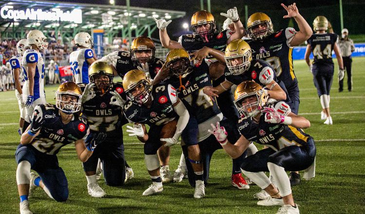 Los jugadores de los Owls festejan su pase a la final en el torneo Kiwanis. Foto: Cortesía