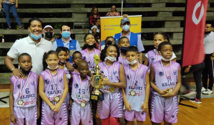 La Academia Kejueke se llevó los máximos honores en el baloncesto mixto de los kiwanis. Foto: Cortesía