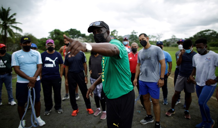 Jerry Holness transmite sus conocimiento a los entrenadores de atletismo de Panamá.  Foto.EFE