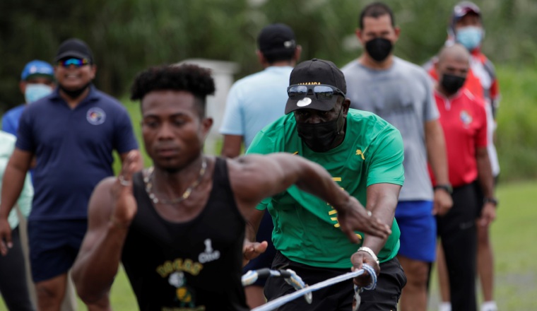 Jerry Holness durante las clínicas en Panamá. Foto:EFE