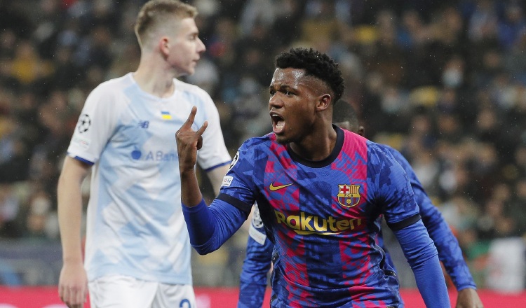 Ansu Fati del Barcelona, festeja su gol ante Dinamo de Kiev. Foto:EFE