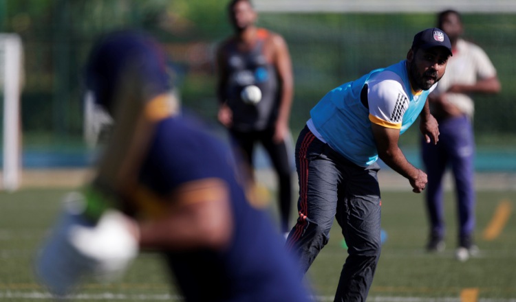 Irfan Hafejee de la selección de críquet de la selección nacional entrena en la cancha deportiva de Panamá Pacífico. Foto:EFE 