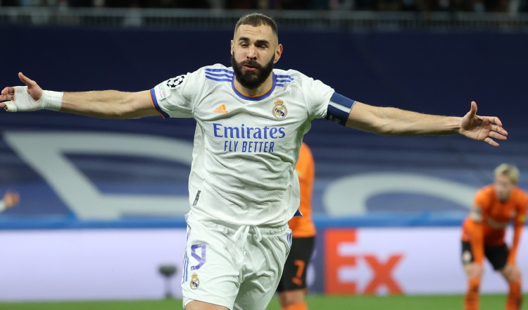 Karim Benzema del Real Madrid festeja uno de sus goles contra Shakhtar  en la Liga de Campeones de la UEFA Foto:EFE 