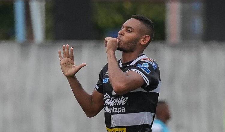 Ismael Díaz dio triunfo al Tauro FC, con su gol ante Sporting San Miguelito. Foto:EFE