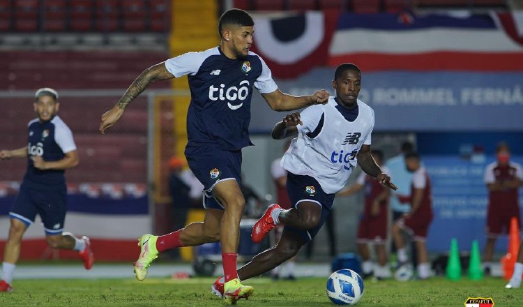 Andrés Andrade (izq.) y Armando Cooper en los entrenamientos de la selección anoche en el Rommel. Foto: @Fepafut