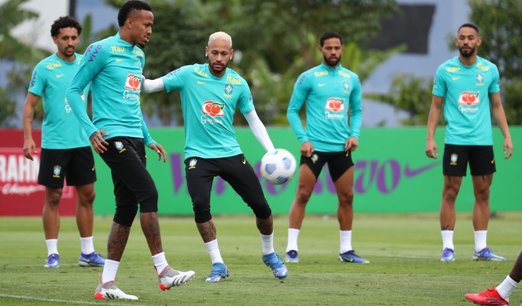 Neymar (centro) en los entrenamientos en el centro de entrenamiento del club Corinthians. Foto:EFE