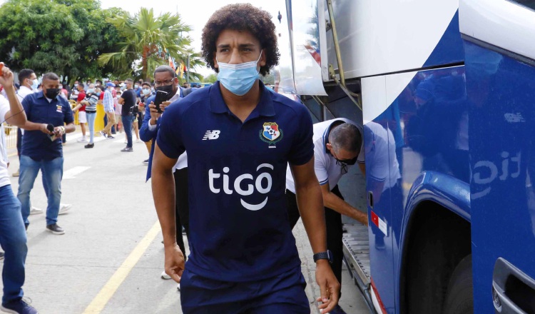 Adalberto 'Coco' Carrasquilla y el seleccionado del equipo panameño a su llegada a San Pedro Sula, Honduras. Fotos:EFE