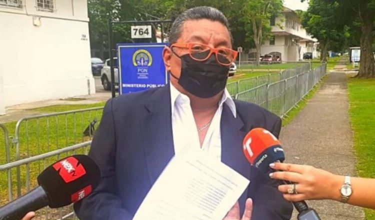 El abogado Justino González entregó una queja ayer en el Senan. Foto: Archivo 