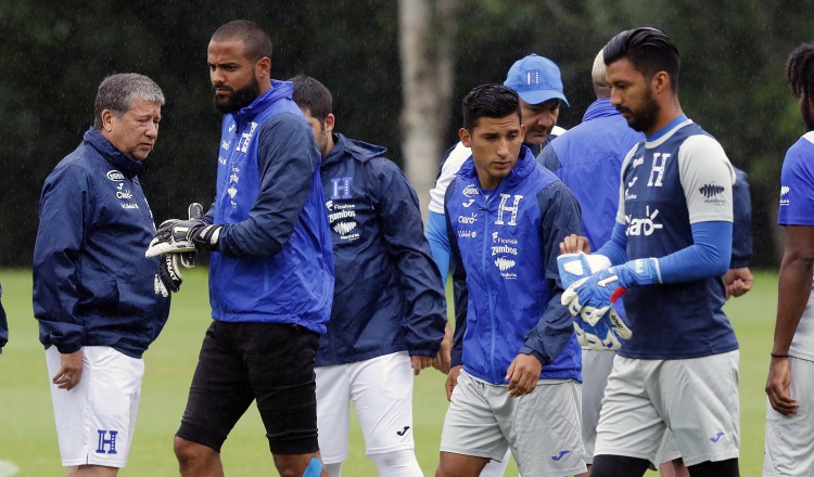 'El Bolillo' Gómez (izq.) en los entrenamientos de Honduras. Foto:EFE