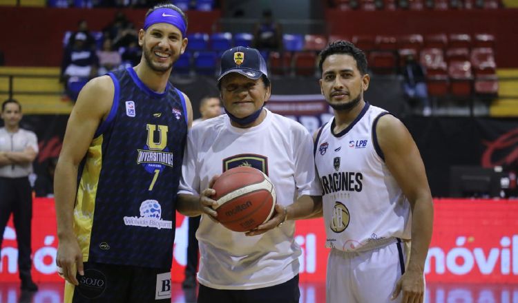 Dragones y Universitario, dedicaron el juego a Roberto 'Manos de Piedra' Durán. Foto: @LPB