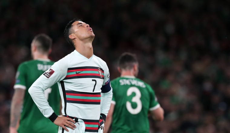 Cristiano Ronaldo reacciona, luego del empate ante Irlanda. Foto:EFE