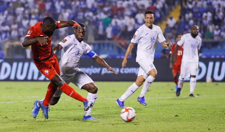 Cecilio Waterman (izq.) anotó el primer gol de Panamá contra Honduras. Foto:EFE