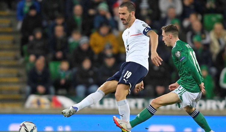 Leonardo Bonucci (izq.) de Italia contra Gavin Whyte de Irlanda. Foto:EFE