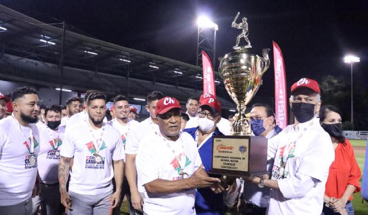 Alfonso Urquiola levanta el trofeo como campeón de la tropa chiricana.  Foto: Fedebeis