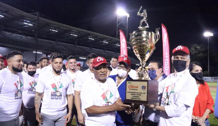 Alfonso Urquiola levanta el trofeo como campeón de la tropa chiricana.  Foto: Fedebeis