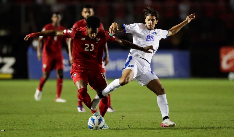 Michael Murillo de Panamá (izq.) y Enrico Dueñas de El Salvador. Foto:EFE