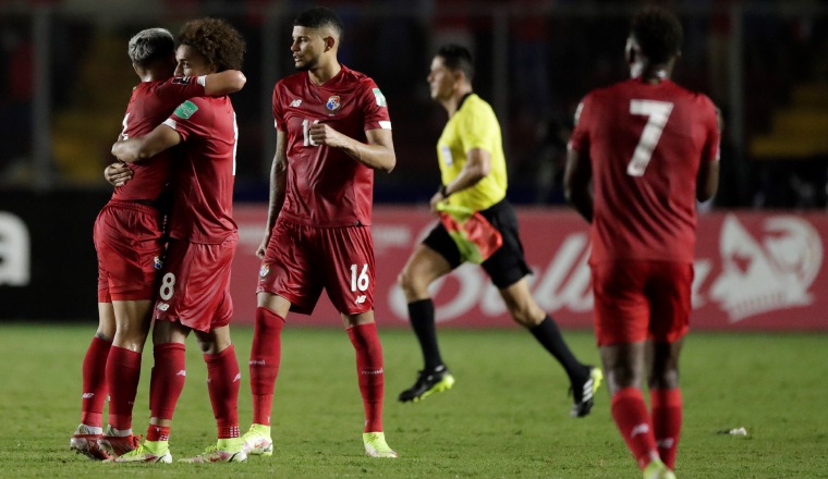 Jugadores panameños festejan el triunfo de El Salvador. Foto:EFE