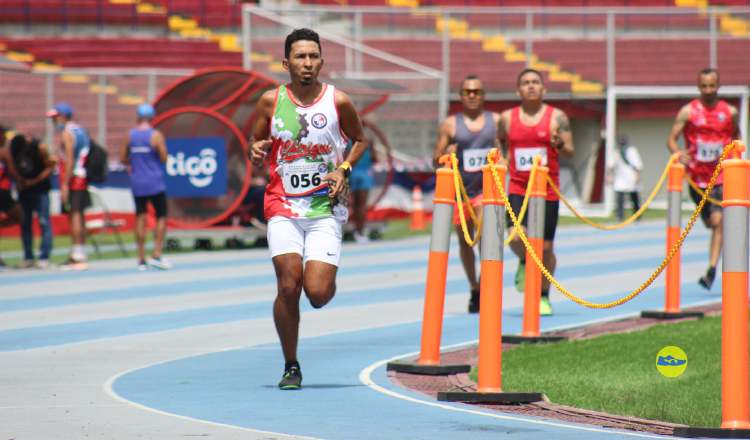 Olmos durante la competencia de los 1,500 metros planos en la pista del estadio Rommel Fernández. Running from Panama
