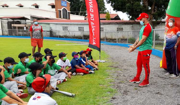 Einstein Gutiérrez jugador de la categoría mayor de Chiriquí conversa con los peloteritos de Dolega. Foto: Mayra Madrid