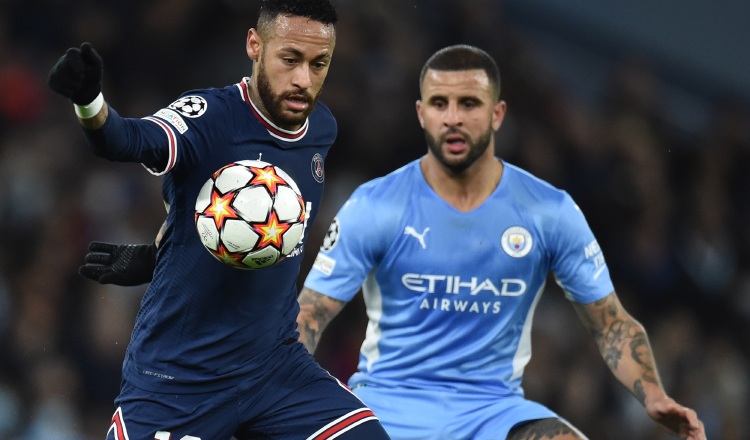 Neymar del Neymar (Izq.) y Kyle Walker del City. Foto:EFE