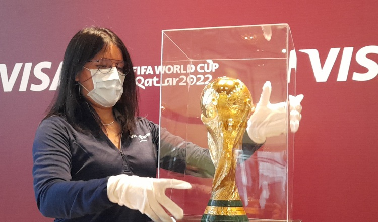 Muchos panameños pudieron tomarse foto con el trofeo. Aurelio Martínez