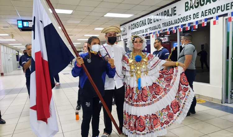 Xiomara Santamaría a su llegada ayer a Panamá con la medalla de bronce. Foto: Pandeportes