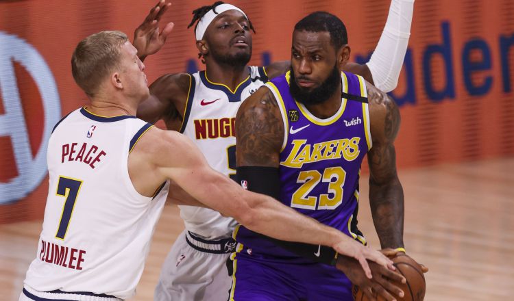 LeBron James (23), jugador de los Lakers. Foto:EFE