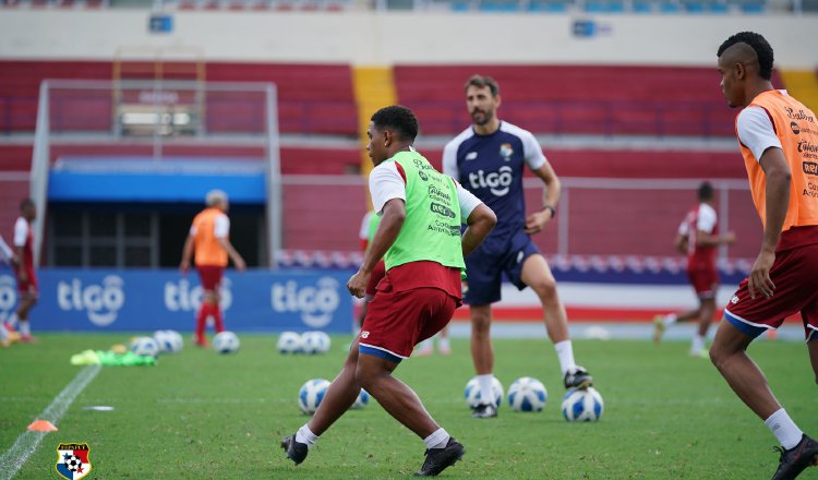 David Dóniga durante los entrenamientos de los convocados en la selección mayor. Foto:Fepafut