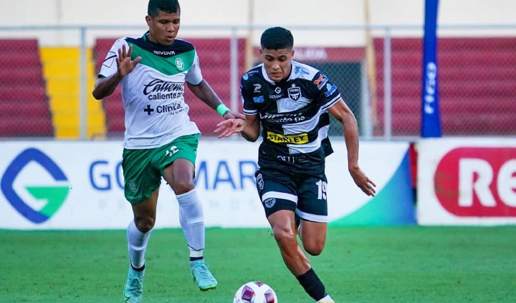 Cristian Quintero  del Tauro conduce el balón. Foto: @Tauro 