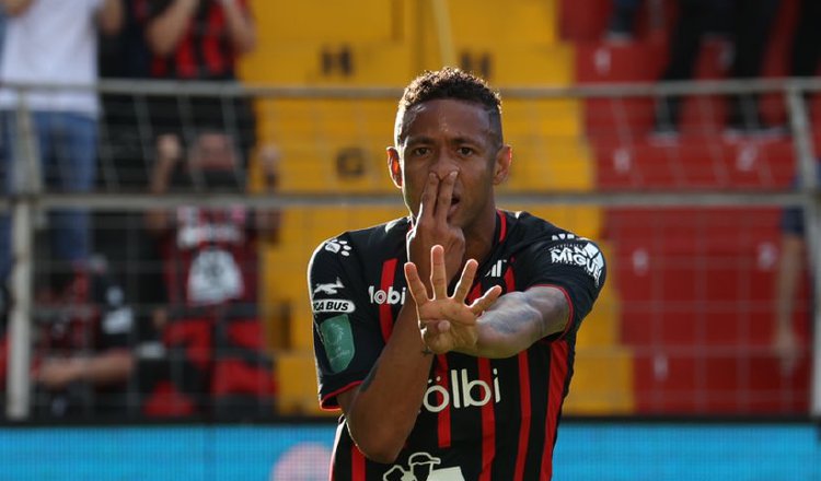 Gabriel Torres, festeja el gol de Liga Alajuelense. Foto:@ldacr