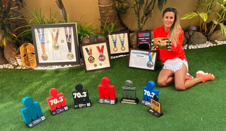 Fraga muestras sus medallas. Foto: Cortesía