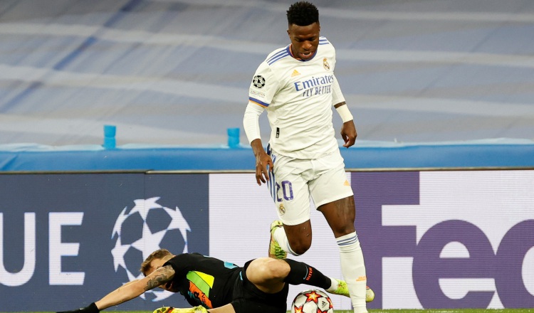 El delantero brasileño del Real Madrid, Vinicius Junior (d) controla el balón ante un rival del Inter de Milán. Foto:EFE
