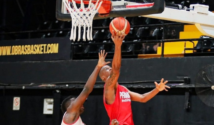 Mauro Oglivie (der.) una de las figuras actuales del baloncestop panameño. Foto: Fepaba