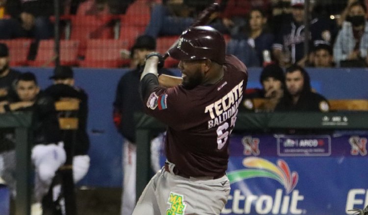 Alberto Baldonado pegó imparable que ayudó al triunfo de los Tomateros de Culiacán. Foto:@clubtomateros