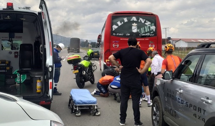 Egan Bernal se accidenta Foto:EFE