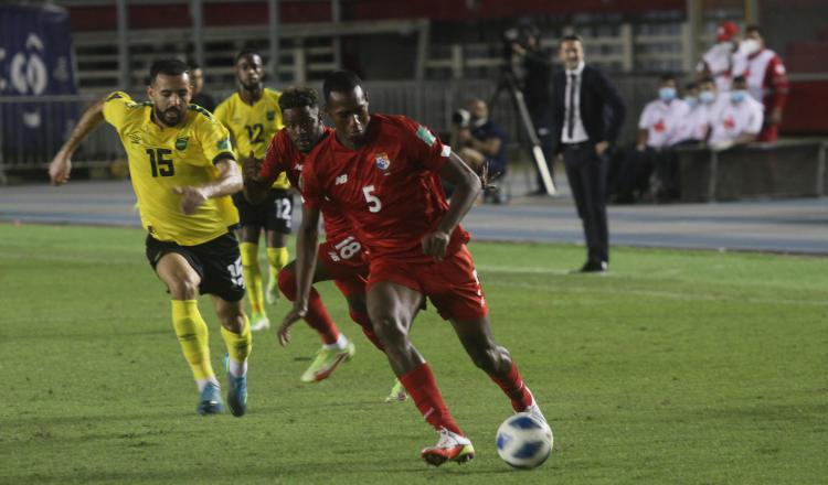 Abdiel Ayarza conduce el balón ante el acecho de Kevin Stewart de Jamaica. Foto: Víctor Arosemena