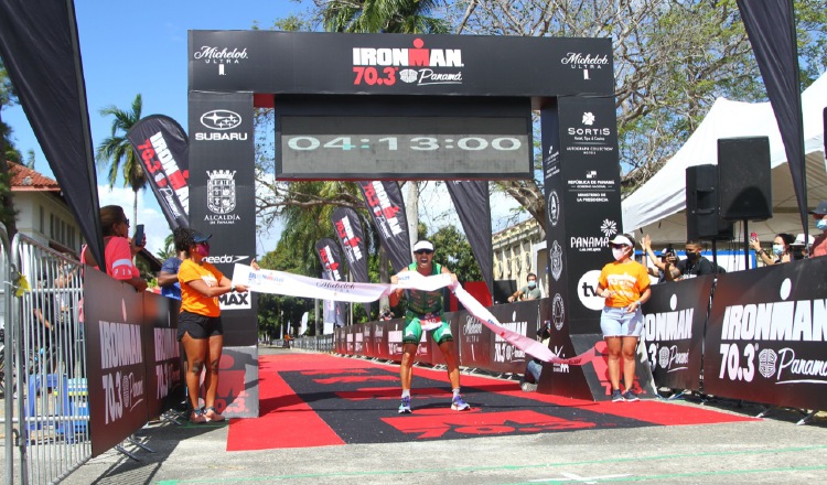 Salvador Ruiz, festeja tras llegar a la meta de primero en la Calzada de Amador. Cortesía/Ironman