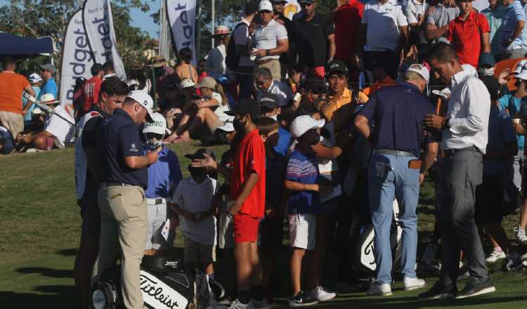 1- Los golfistas saludan a los aficionados del torneo Fotos: Víctor Arosemena