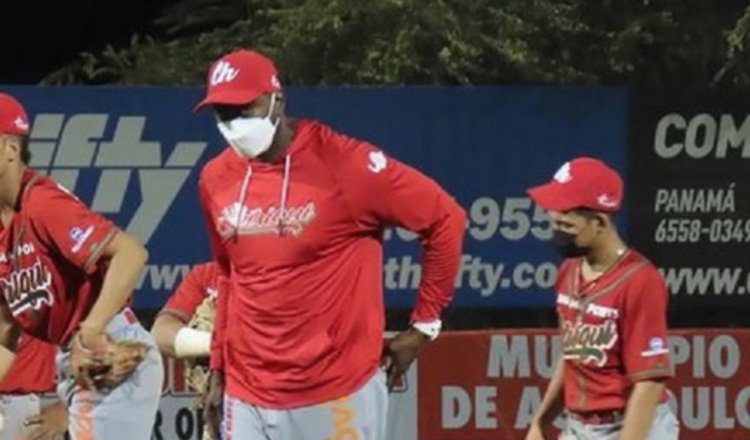 Víctor Preciado (al frente), técnico del equipo chiricano. Foto:Fedebeis