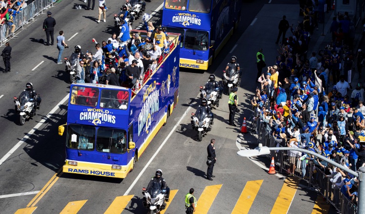 Los jugadores de los Rams festejan su título de la NLF por las calles de Los Ángeles. Foto:EFE